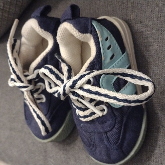The Childrens Place baby sneakers size 2 - Picture 3 of 8